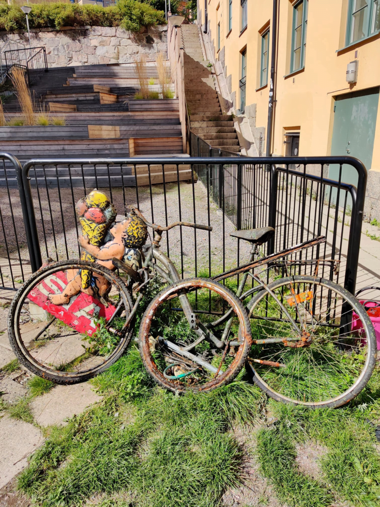 En cykel uppfiskad ur vattnet med en magnet